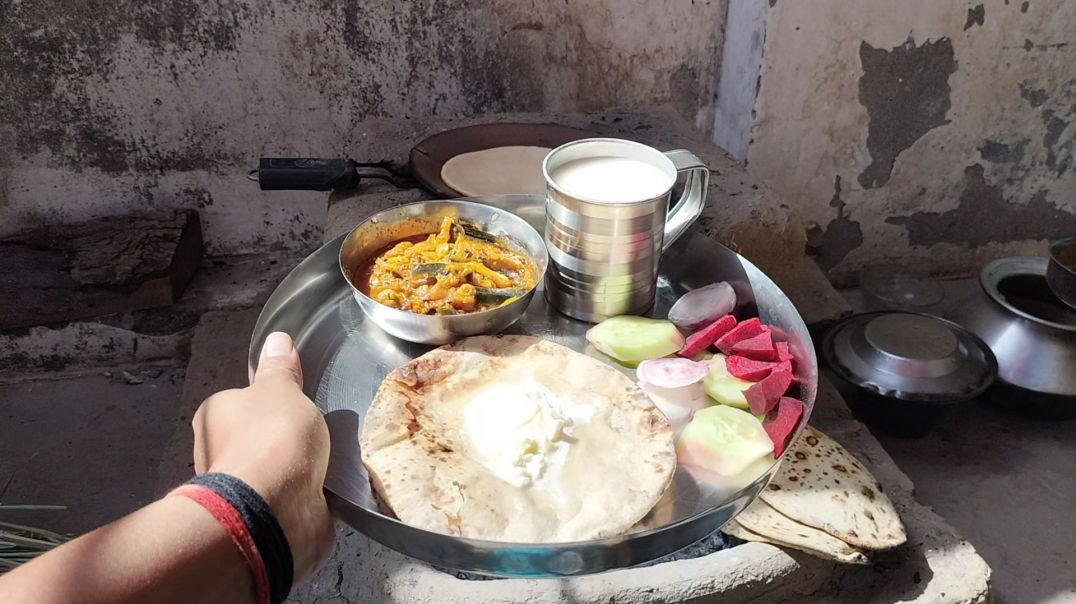 ⁣गांव की रसोई में चूल्हे पर बनाया देसी खाना | Village Cooking Vlog #villagelife#desifood​#food #shorts