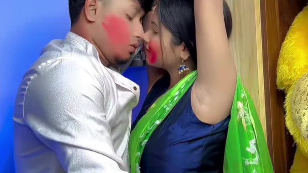 ⁣Holi 🫟 mein couple 💒 ka romance