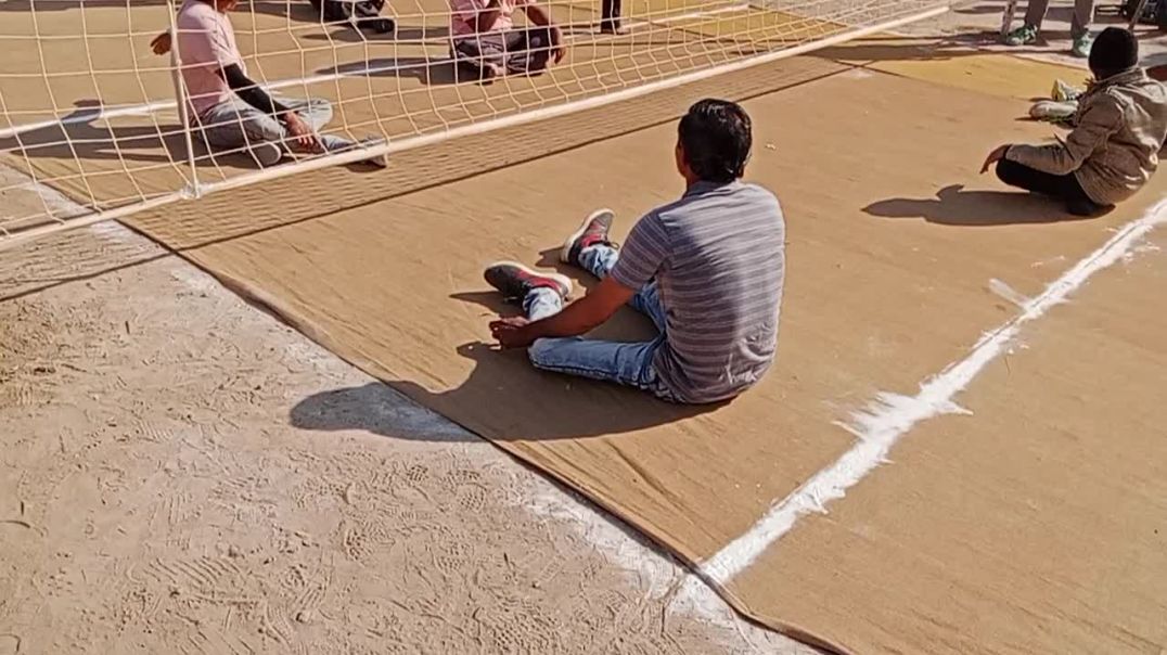 હું અને મારા સાથી મિત્રો વોલીબોલ ની પ્રેક્ટિસ