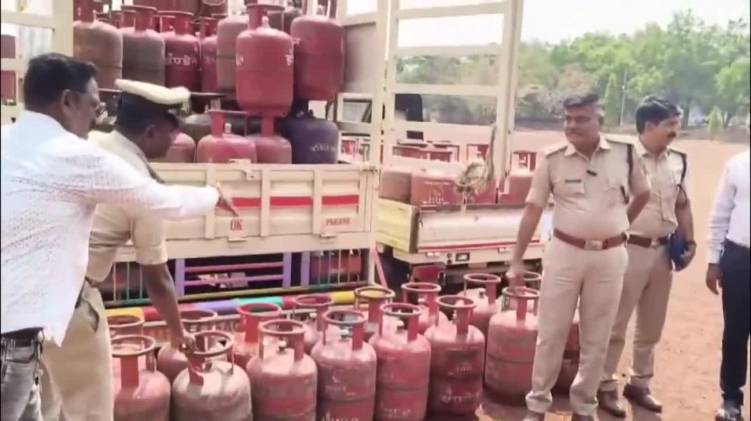 ⁣2 vehicles carrying 105 LPG cylinders to be sold in black market caught by Bidar Police in Karna