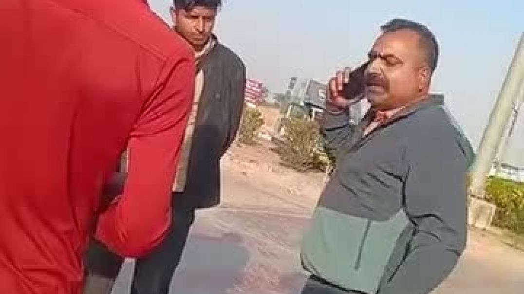 ⁣RTO अधिकारी द्वारा ट्रक ड्राइवर के साथ मारपीट करते हुए