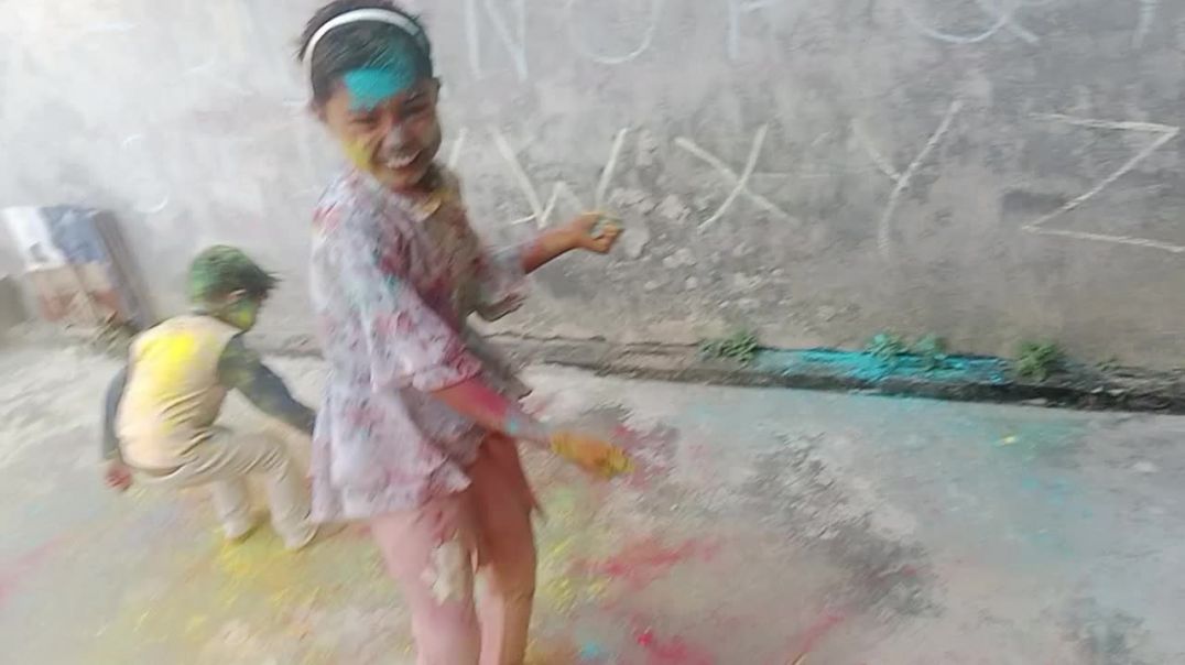 ⁣Kids playing Holi with colours,🤣🥳🎉💃💃👌