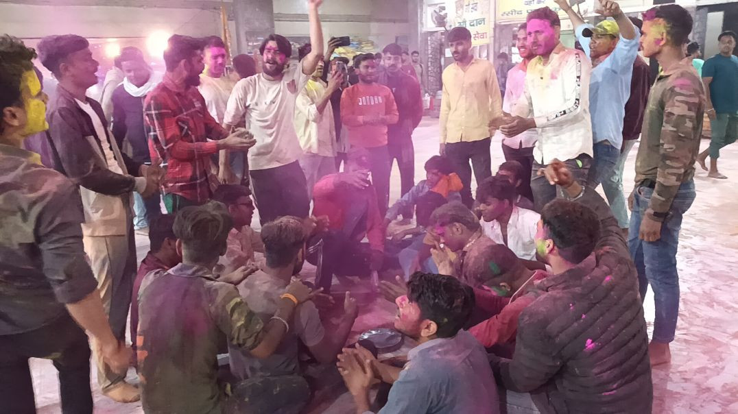 ⁣गिर्राज जी से होली खेलते हुए। होली। ब्रज की होली देखो।