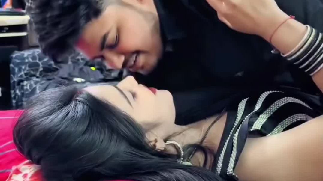 ⁣Jab cute cuple ka Romantic mood mein Ho