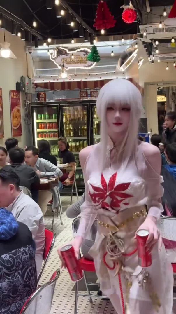 Beautiful White Hair Cosplay in a busy restaurant. Reactions are priceless