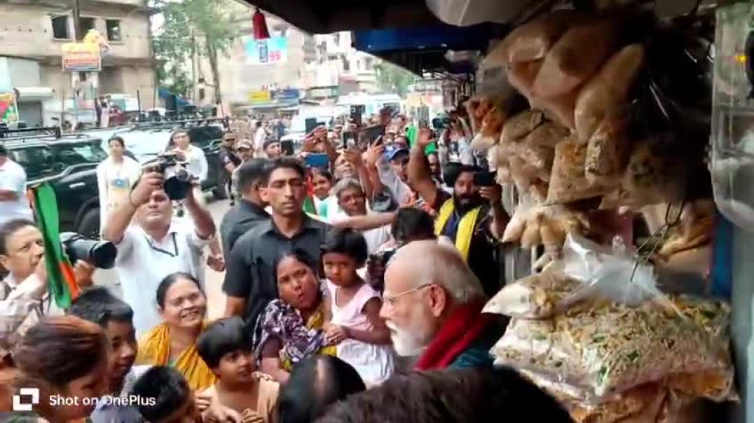 ⁣More visuals from Jhargram where PM Modi stopped for a quick Jhalmudi break