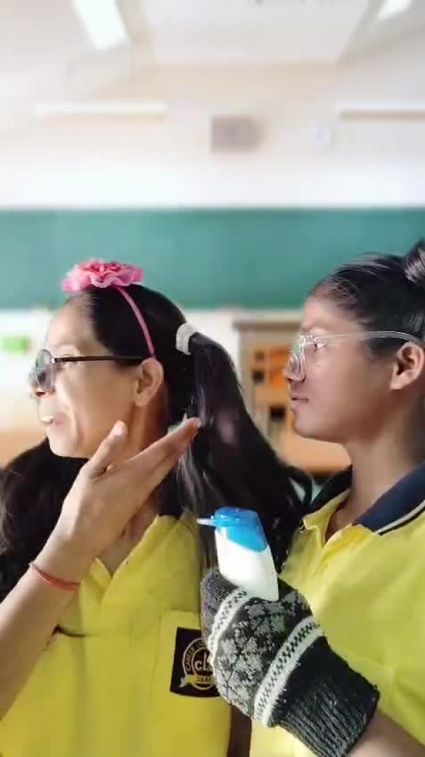Class mein hui bottal chorri😁😂