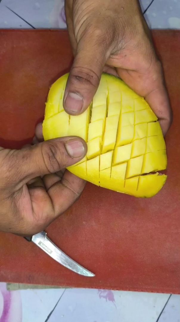 Ripe mango cutting design / mango cutting skills #ytshorts #shortsvideo #trendingshorts