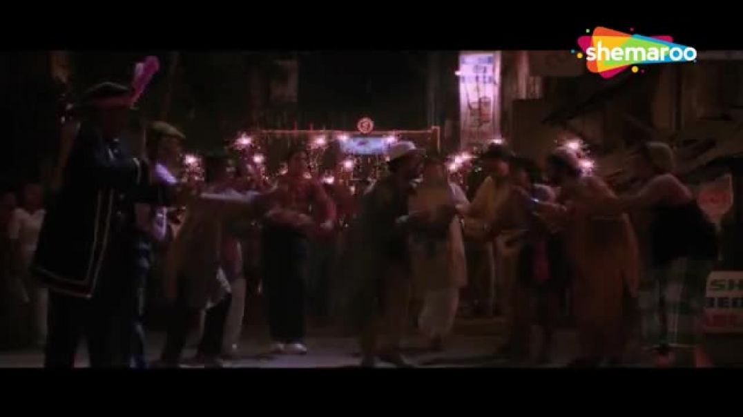 Aaj_Hamari_Basti_Mein_Mach_Gayi_Dhoom___Raju_Ban_Gaya_Gentleman__1992____Shahrukh_Khan,_Juhi_Chawla