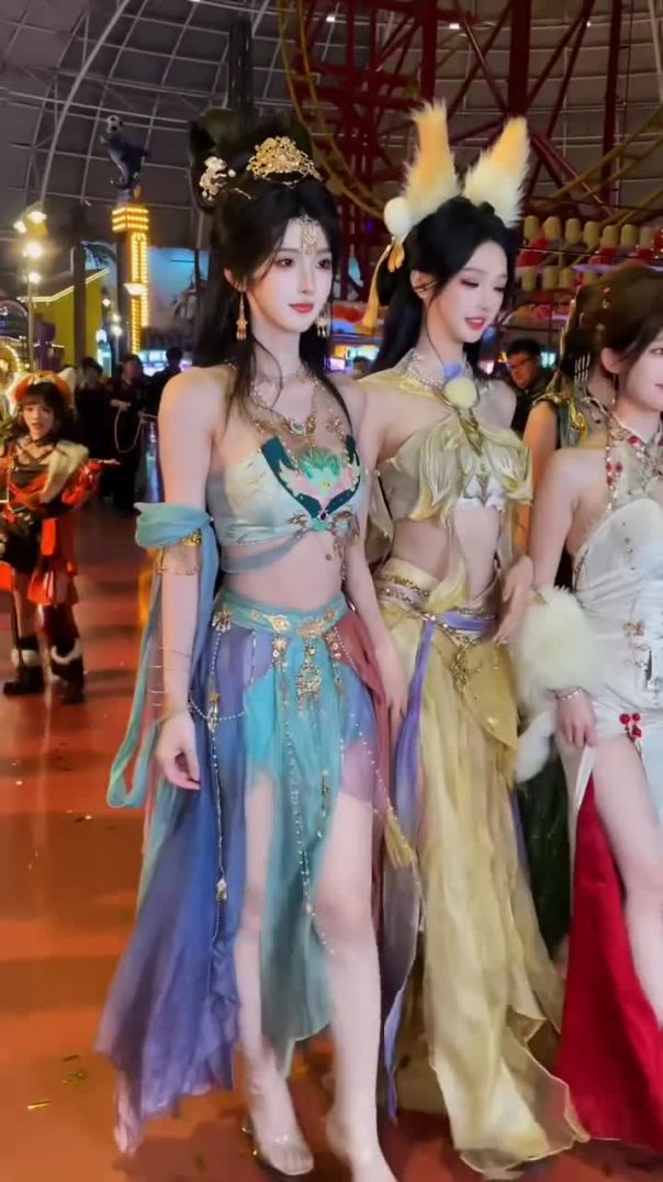 Magical Fantasy Walk! ✨ Best Cosplay Moments 👗 #clipo