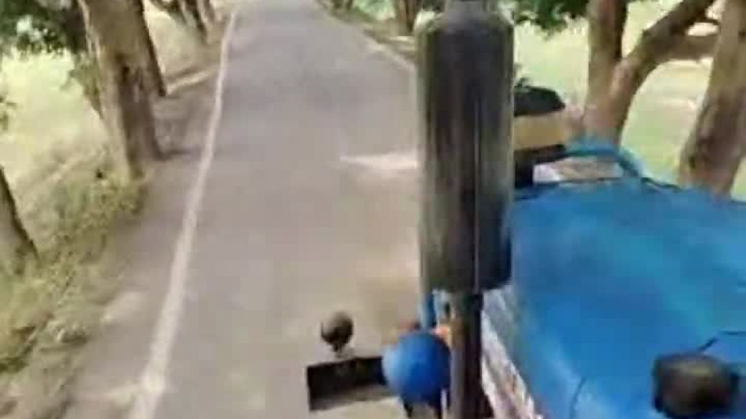 ट्रैक्टर की सवारी का आनंद लेते हुए 😍