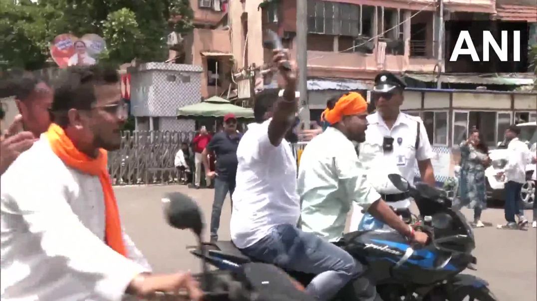 ⁣'Jai Shree Ram' outside the residence of West Bengal CM Mamata Banerjee in Kolkata by 