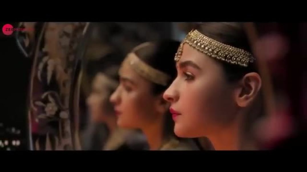 First_Class_-_Full_Video___Kalank___Varun_Dhawan,_Alia_Bhatt,_Kiara_Advani___Arijit_Singh___Pritam(3