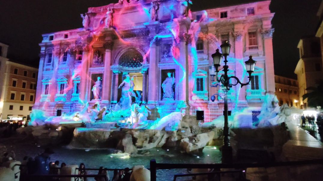 ⁣रोम शहर के Trevi Fountain मे Light Show