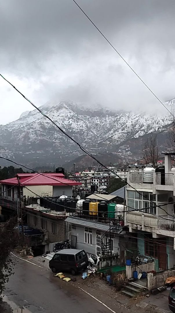 पहाड़ों पर बिछी बर्फ की सफ़ेद चादर।। बेहद सुंदर और मनमोहक नज़ारा।।
