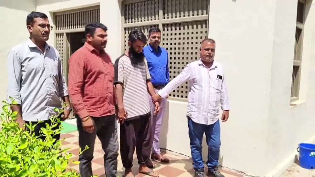⁣0.5 Front - Fakir Mohammad Ishaq Gagda from Kutch