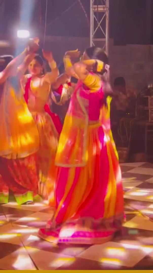 किस्ता तु दीज्यों र सासु का लहंगों लोन प आयो 🥰💯#meenasong #apnatube #rajasthanisong #trendingshorts #viralvideo #meenastatus #shorts