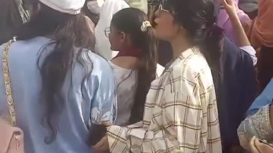 ⁣South Korea opens visa for Pakistanis and people line up outside Korean Embassy at Seran Hotel I