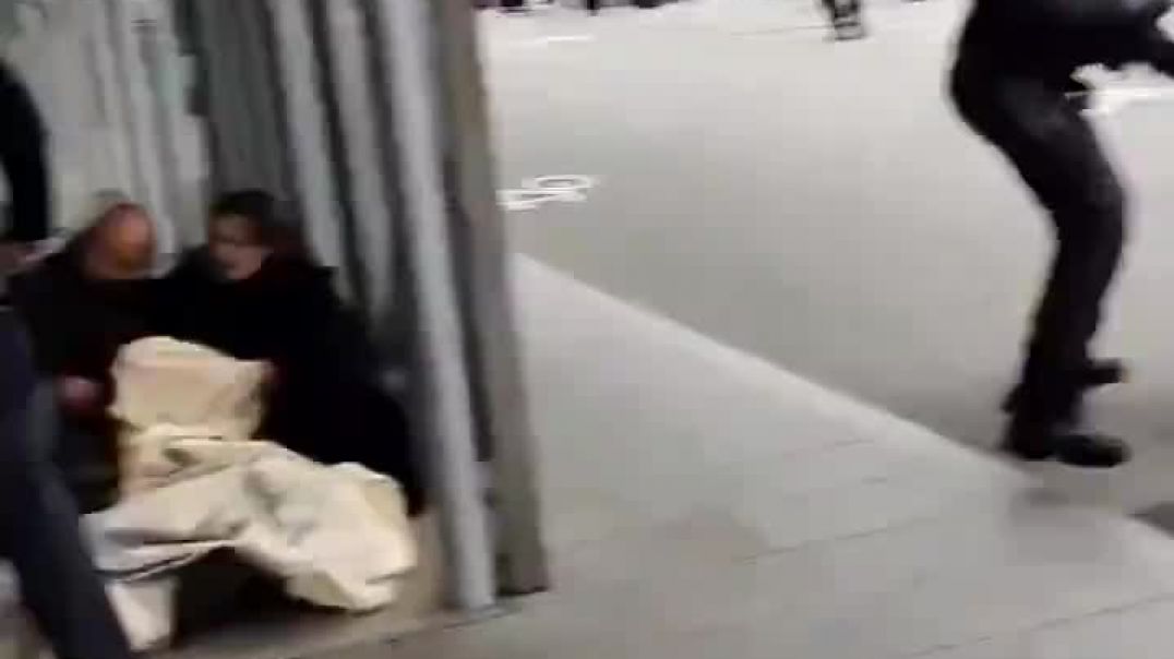 ⁣Danish Police zero tolerance towards Anti Semitic mob attempting to block Maersk HQ in Copenhage