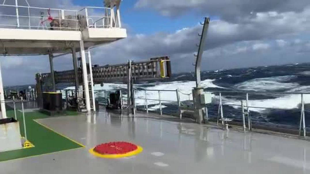 ⁣Ocean_waves_in_Atlantic_Ocean(360p)