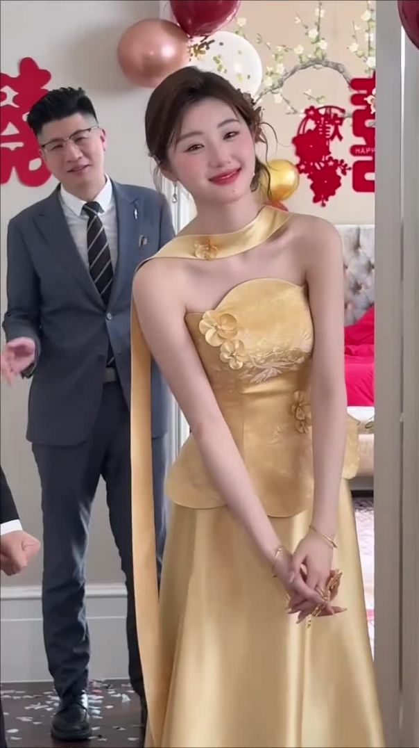 Golden Glamour: Gorgeous Traditional Engagement Look 💛