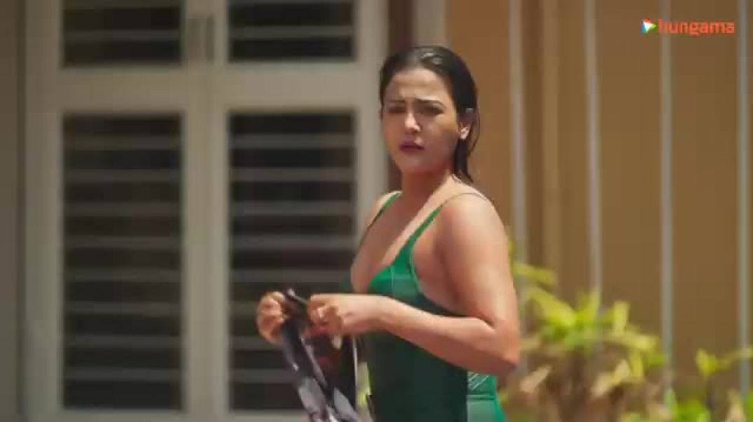 ⁣Malti Ka Swim Suit Wala Look Dekh…Police Wale Ki Nazar Wahin Tham Gayi