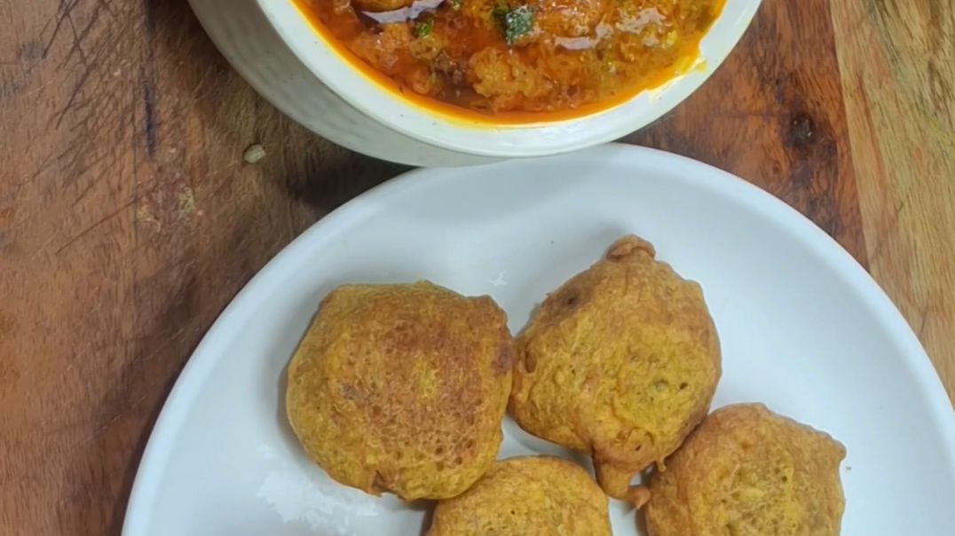 ⁣The Ultimate Spicy Comfort Food: Panchratna Chivda Rassa! 🥣✨