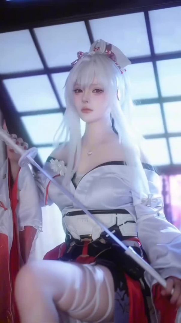 ⁣A flawless cosplay look that strikes right through the heart 🗡️