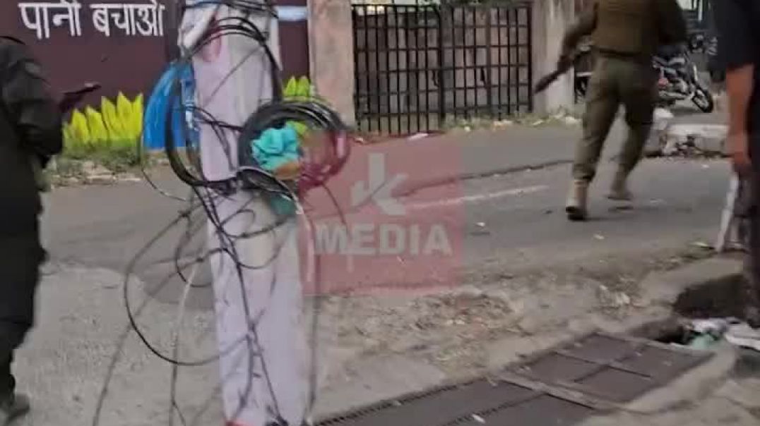 ⁣जम्मू में युवती पर शक_ महिला SOG पुलिसकर्मी ने तुरंत संभाला मो