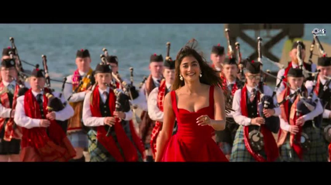 ⁣Chunnari_Chunnari_-_Let’s_Go___Hai_Jawani_Toh_Ishq_Hona_Hai__Varun,Mrunal,Pooja__In_Cinemas_5th_June