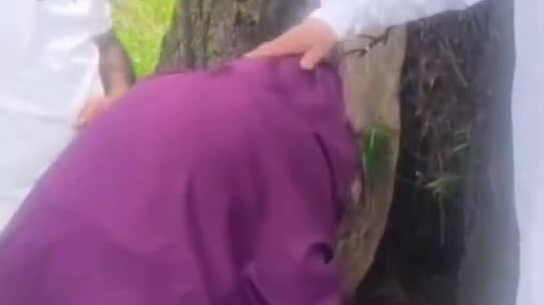 Kashmiri Hindu woman start crying upon returning to her ancestral home after 36 years in exile