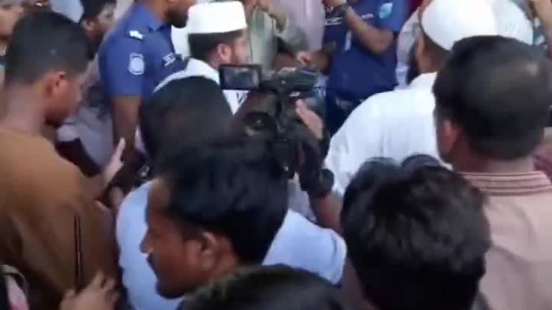 ⁣Mob of Jihadis carrying Al Qaeda and ISIS flags in Bangladesh is becoming a common occurance