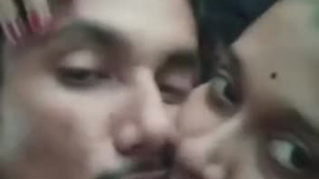 Girlfriends boyfriend ko de Rahi hai