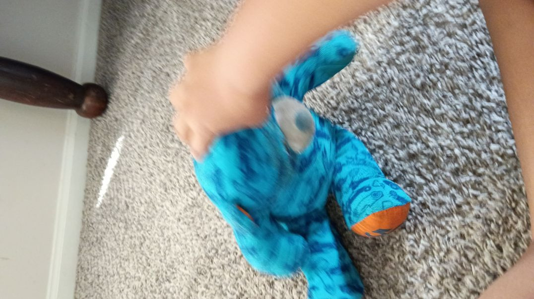 ⁣Blue bear is doing creepy stuff with his neck