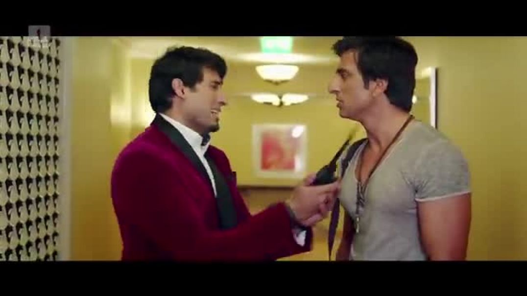 Abhishek_Bachchan_as_Nandu_Bhide___Comedy_Scenes___Happy_New_Year___Shah_Rukh_Khan,_Deepika_Padukone