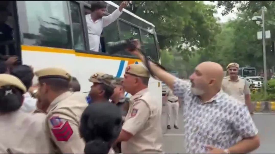 ⁣Police detain CJP protestors at Sansad Marg on way to Parliament