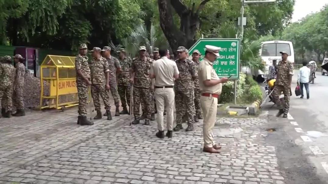 ⁣Security tightened outside the residence of Rahul Gandhi ahead of protest by Sadhus and Aghoris