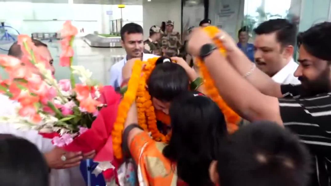 ⁣CWG bronze medallist Unnati receives delightful welcome upon arrival in home city Dehradun